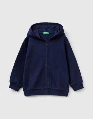 sweatshirt with zip and pockets