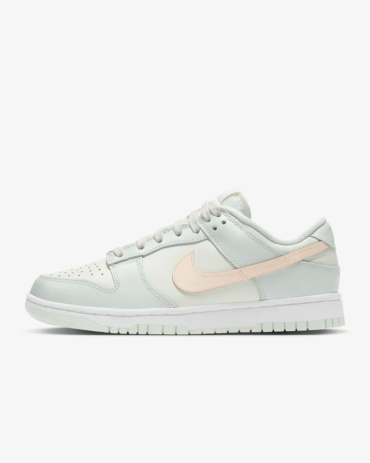 Nike Dunk Low. 1