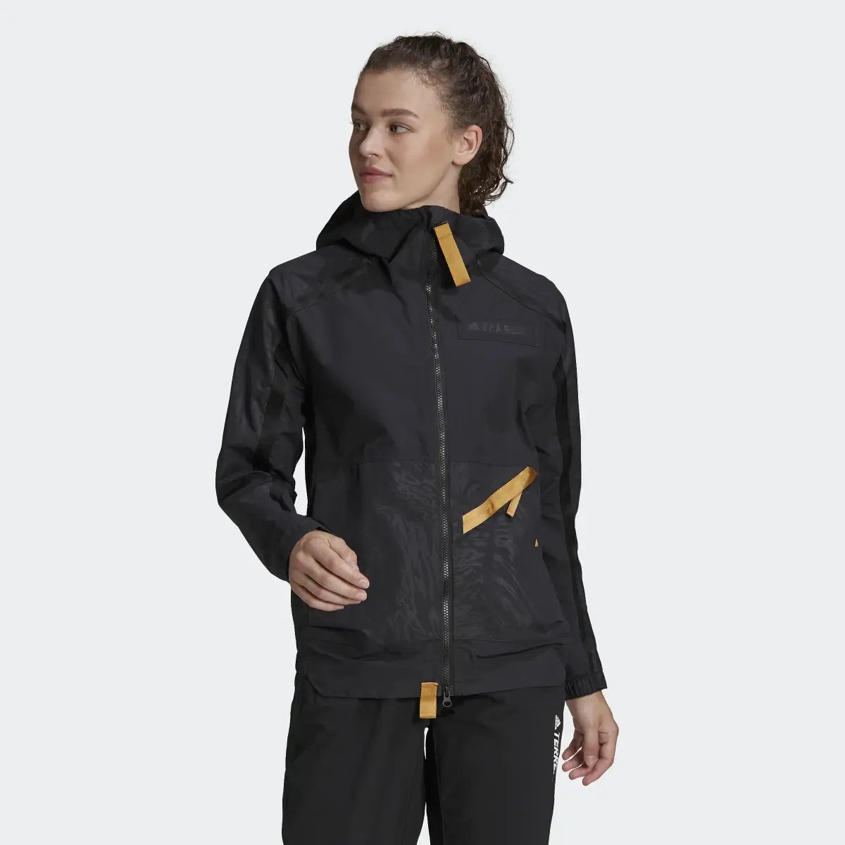 Adidas Chaqueta impermeable con capucha Terrex Utilitas. 2