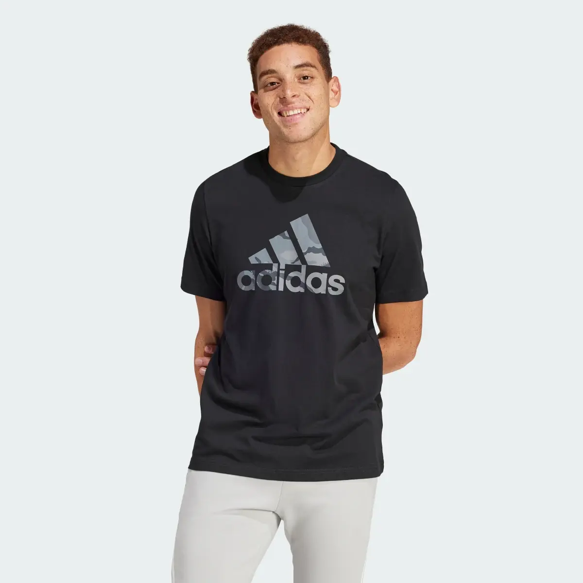 Adidas T-shirt graphique Camo Badge of Sport. 2