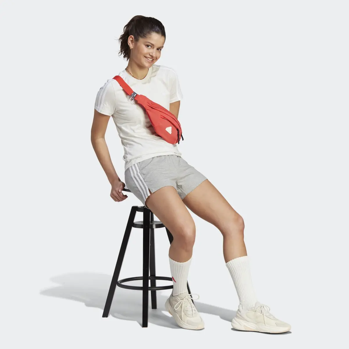 Adidas Essentials Slim 3-Streifen Shorts. 3