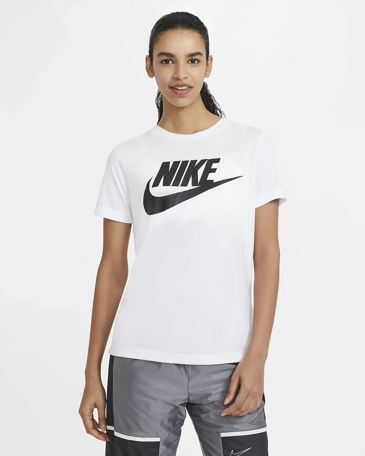 Nike Sportswear Essential. 1