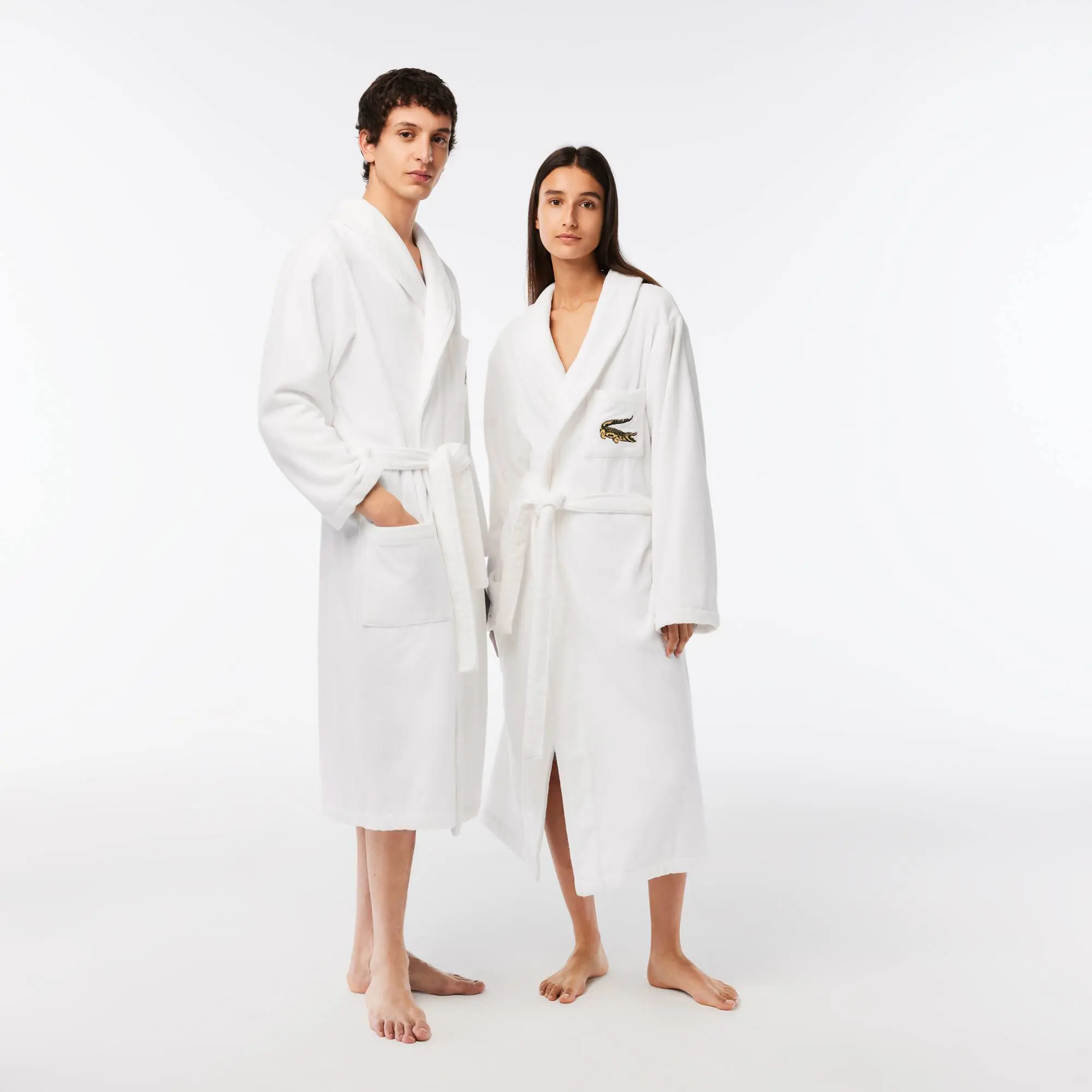 Lacoste L René Unisex Bademantel aus Frottee-Velours. 1 Lacoste L René Unisex Bademantel aus Frottee-Velours. 1