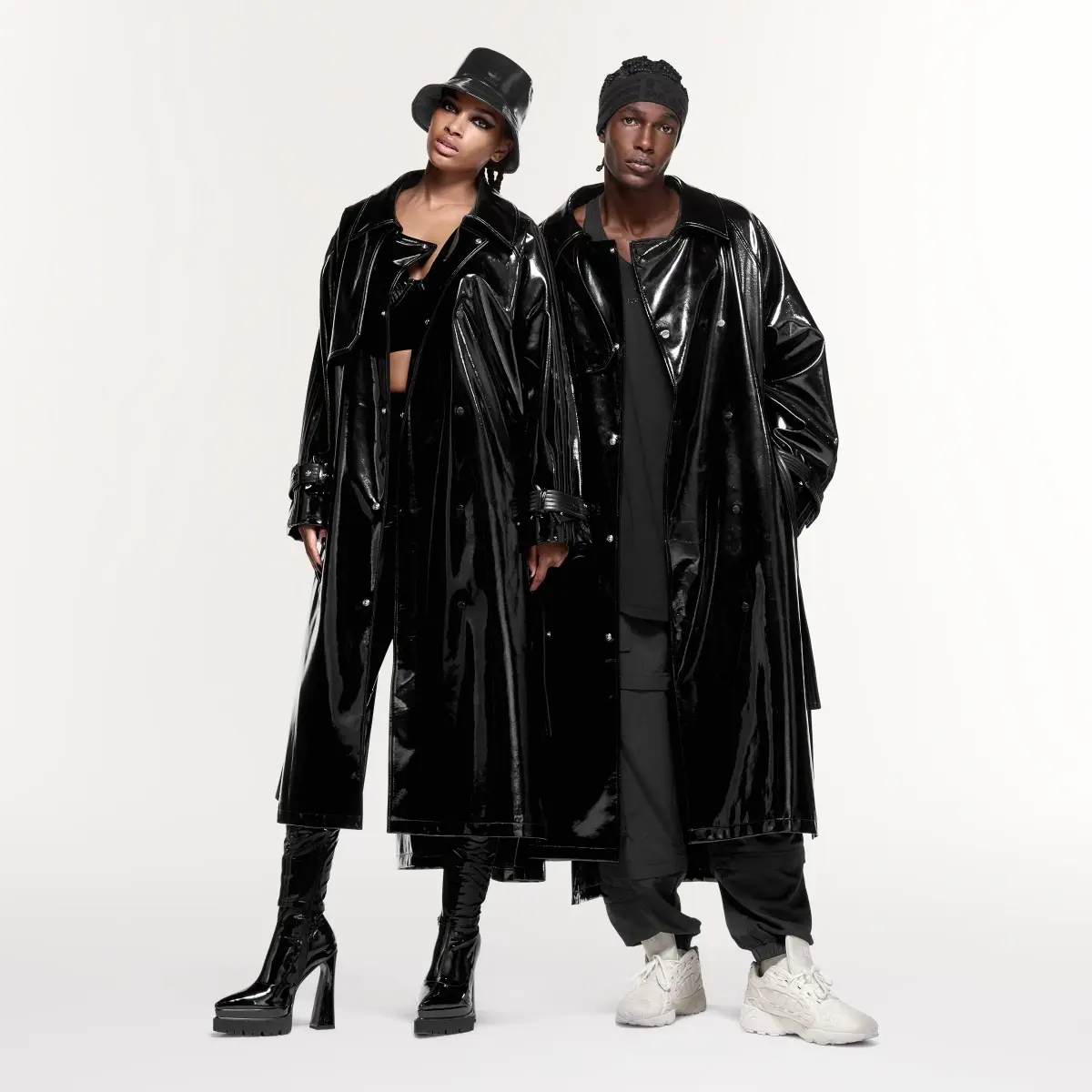 Adidas Latex Trenchcoat – Genderneutral. 1