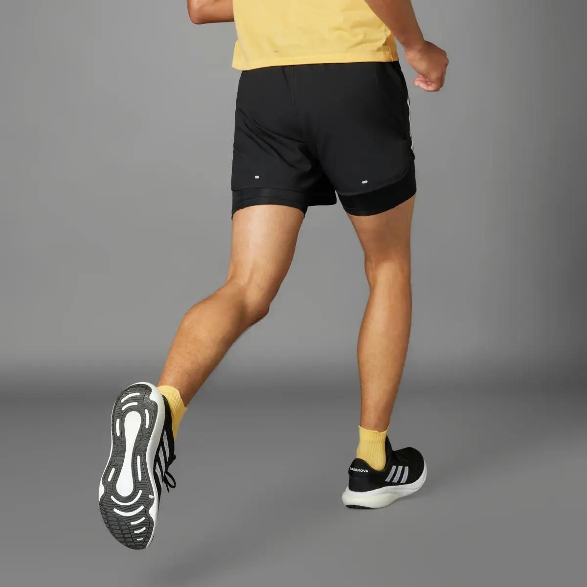 Adidas Own the Run 3-Streifen 2-in-1 Shorts. 2