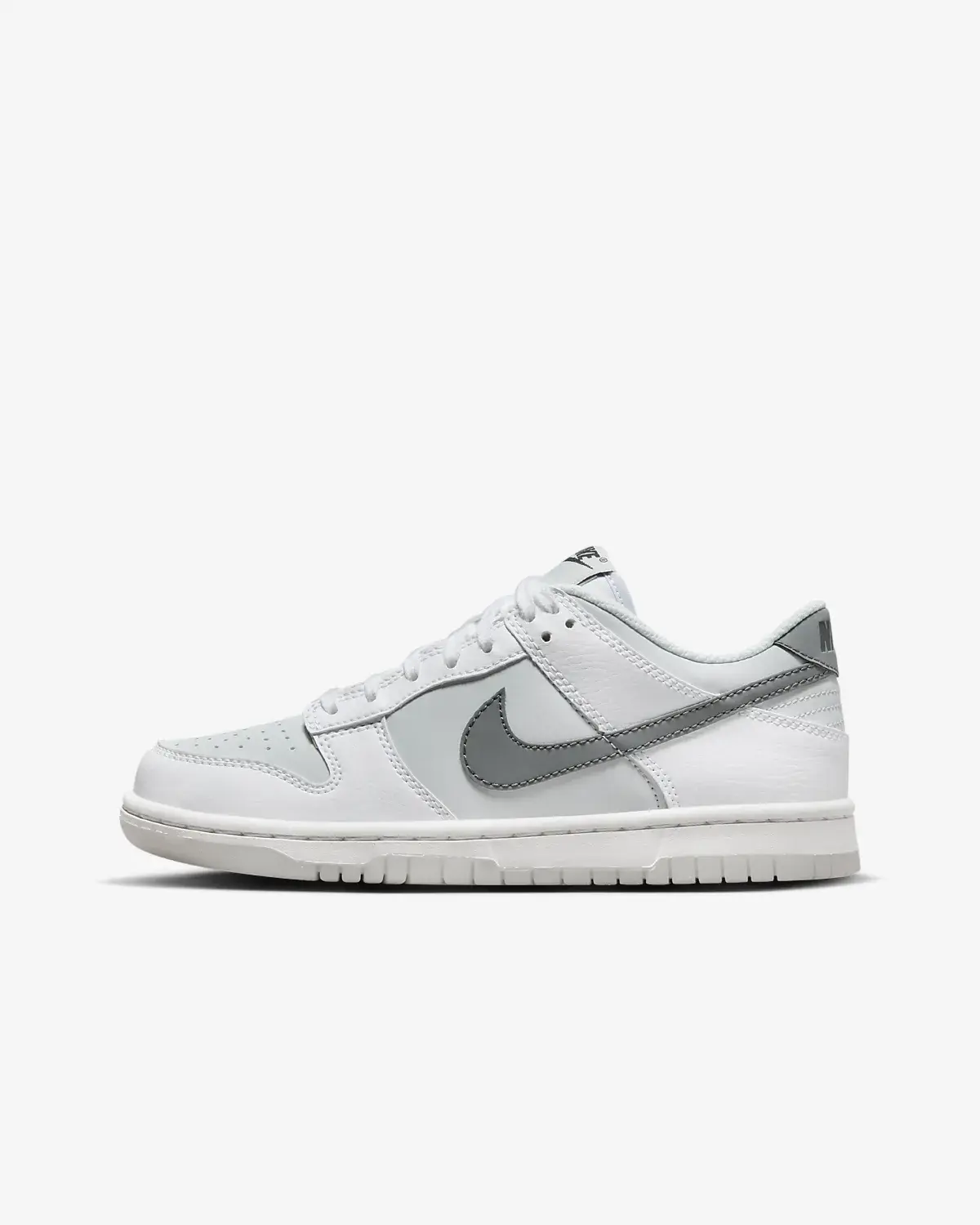 Nike Dunk Low. 1