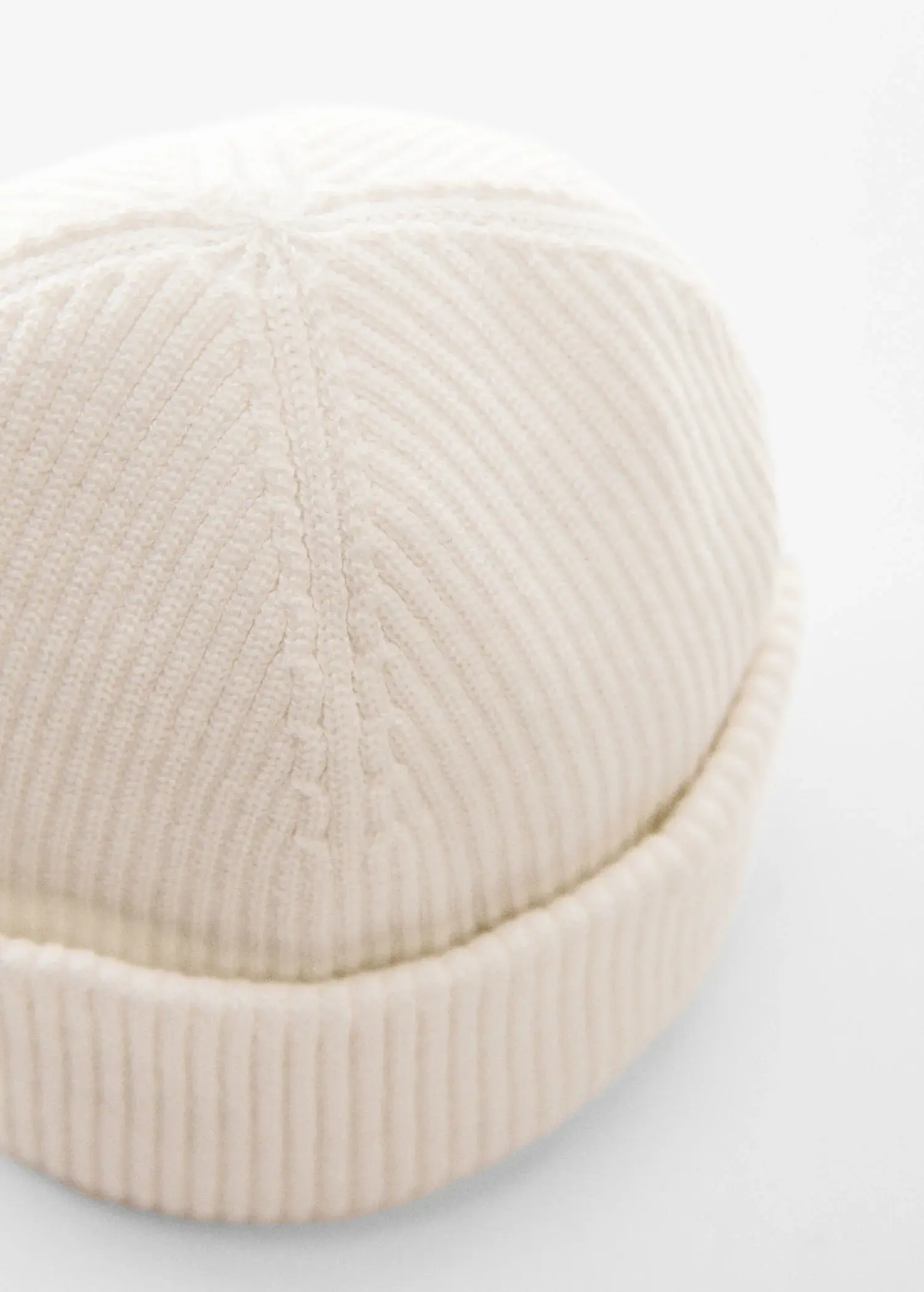Mango Short knitted hat. 2