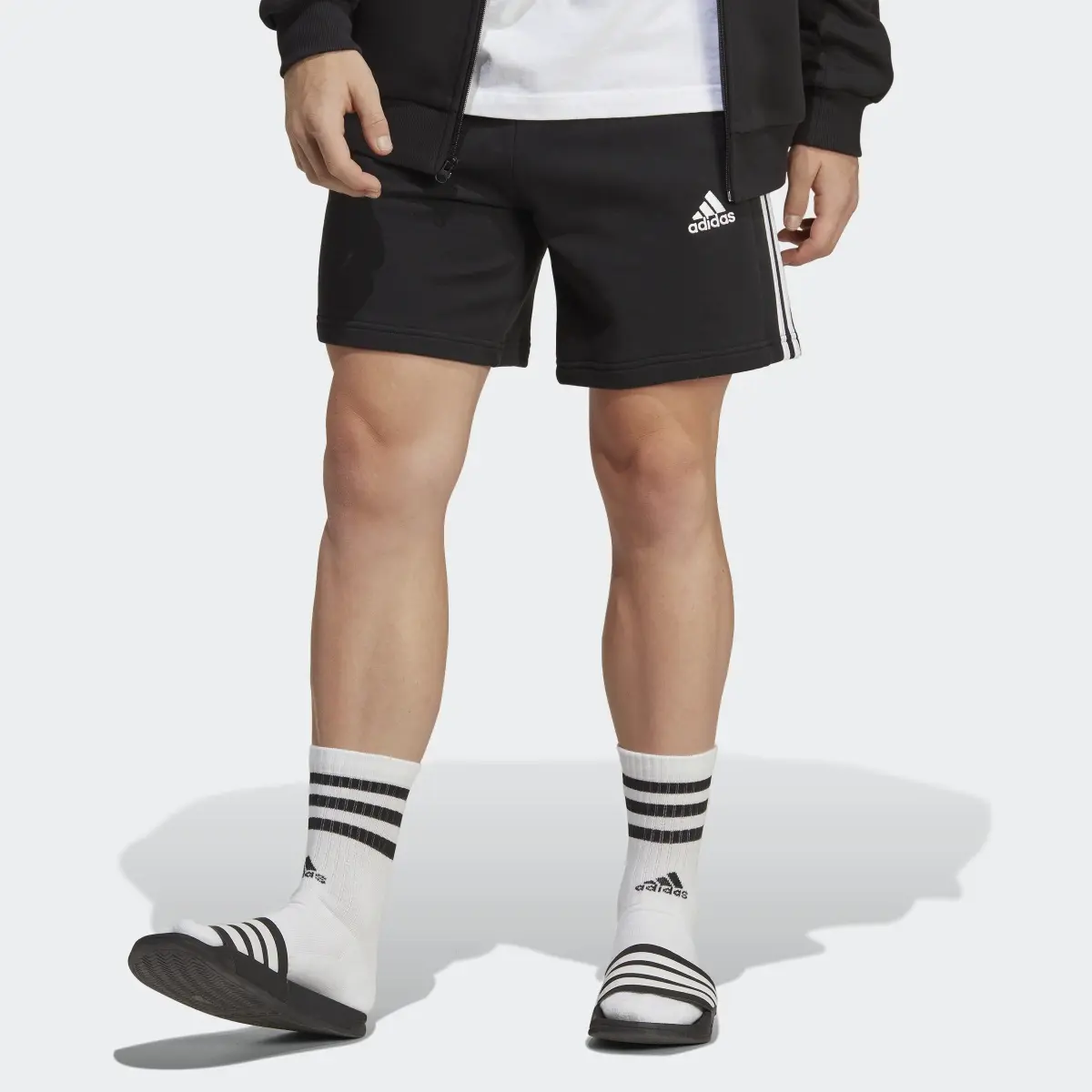 Adidas Short à 3 bandes en moleton Essentials. 1