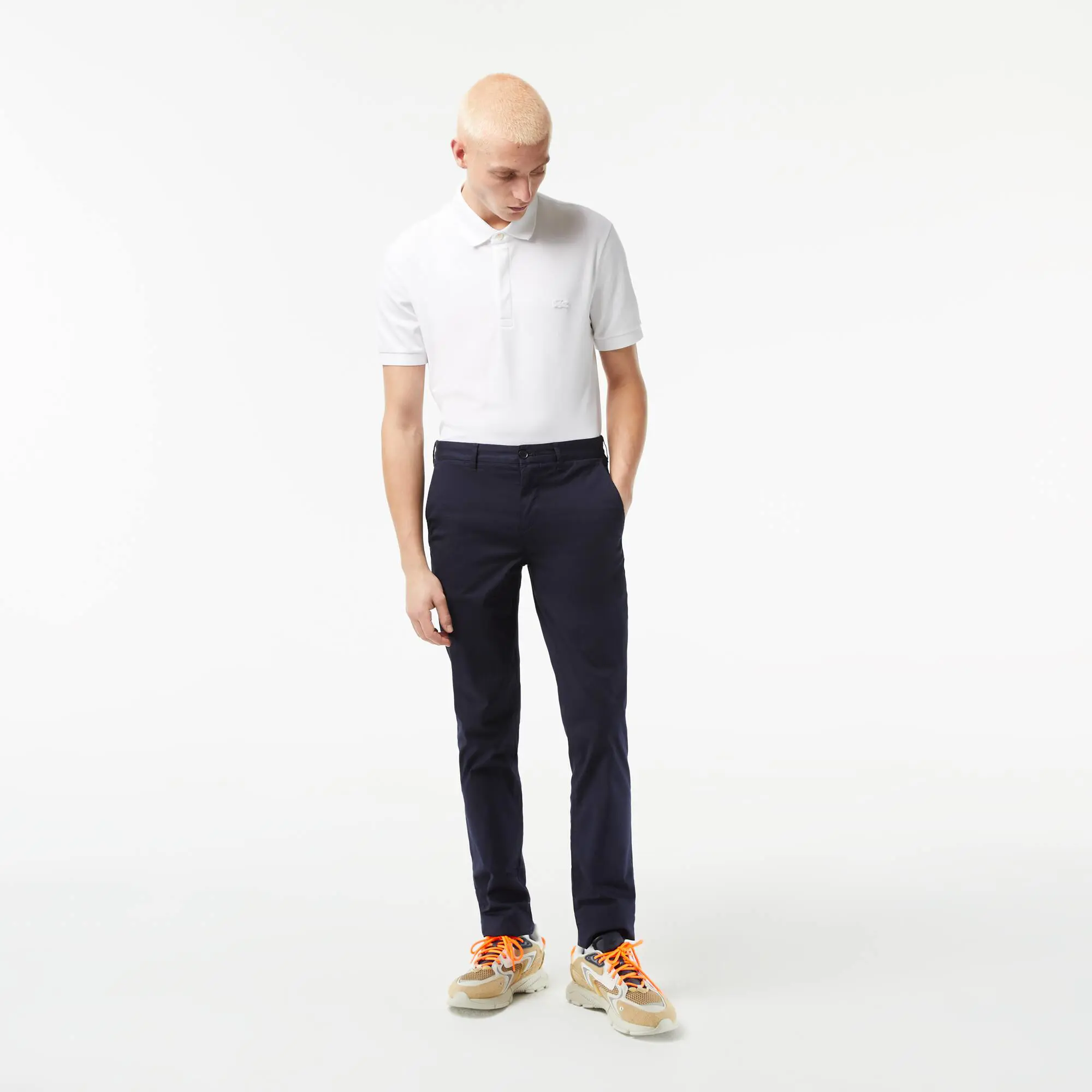 Lacoste Pantaloni chino da uomo slim fit in cotone stretch. 1