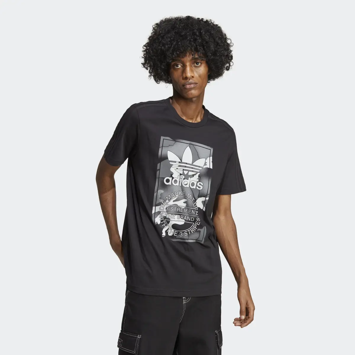Adidas T-shirt languette graphique à motif camouflage. 2