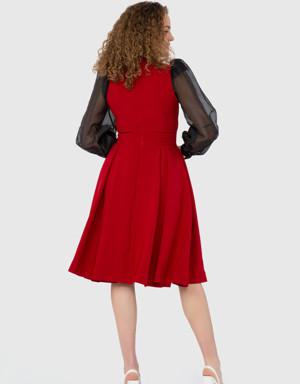 فستان لون أحمر مع تفاصيل التول على الكم