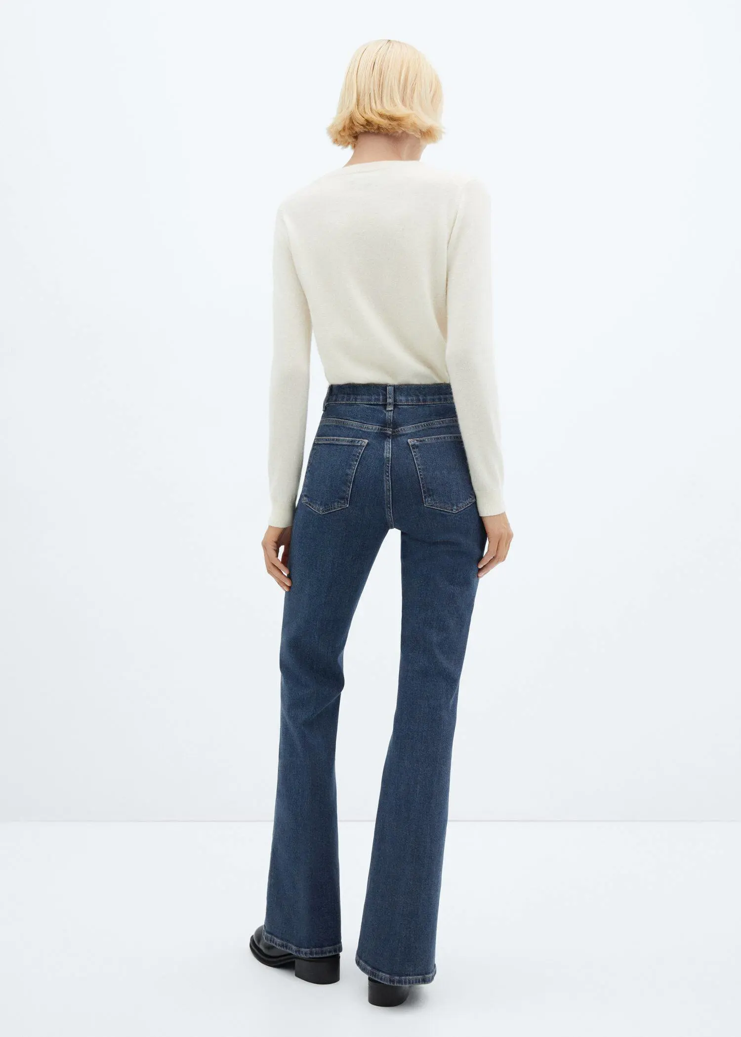 Mango Flared-Jeans mit mittlerer Bundhöhe. 3