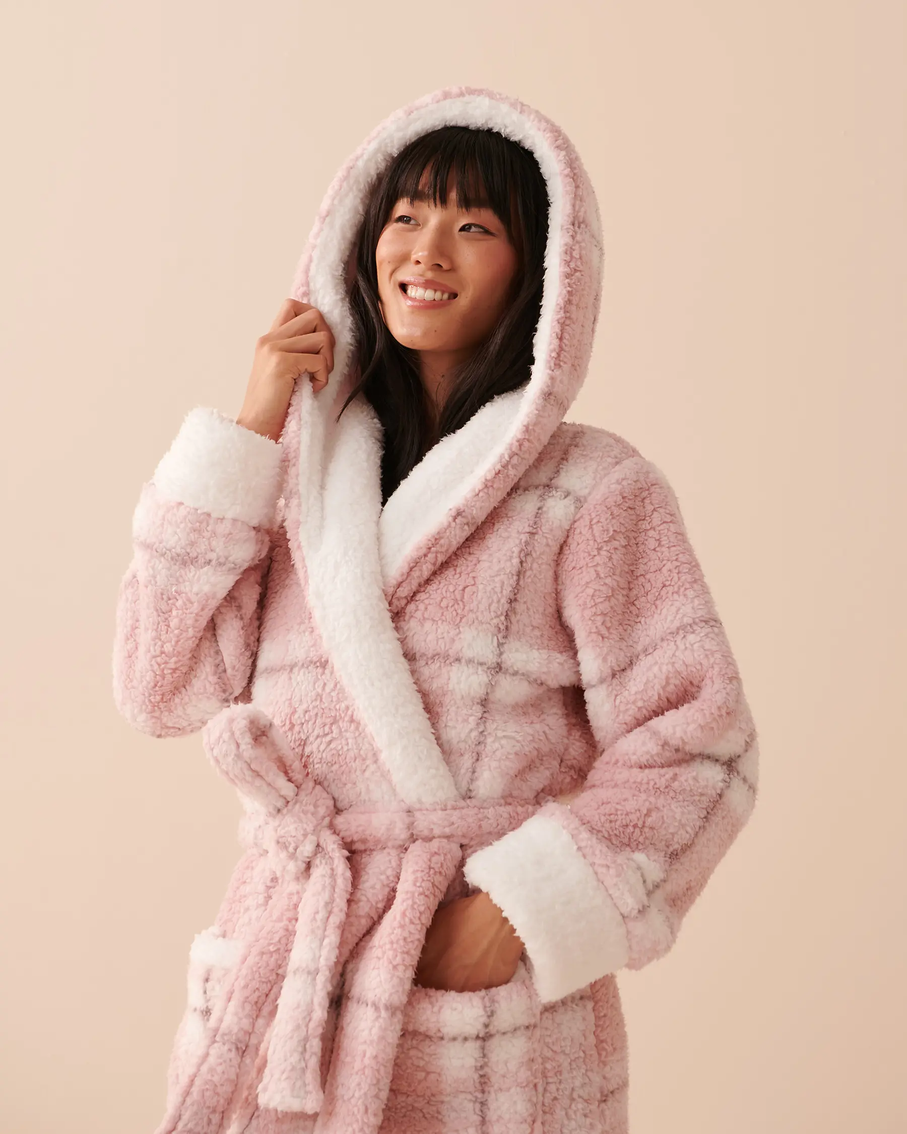 La Vie en Rose Sherpa Plaid Robe. 3