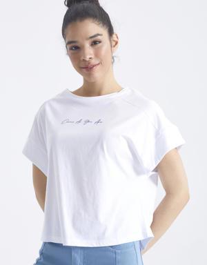 Beyaz Minimal Yazı Baskılı O Yaka Oversize Kadın T-Shirt - 97219