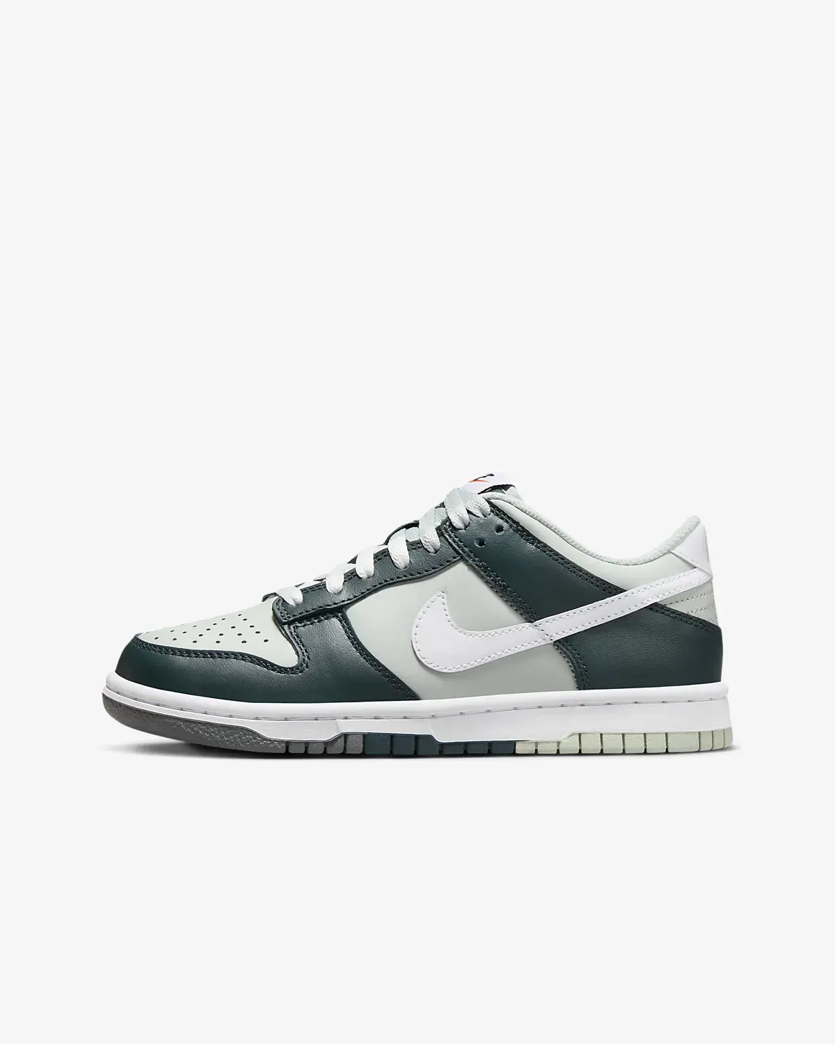 Nike Dunk Low. 1