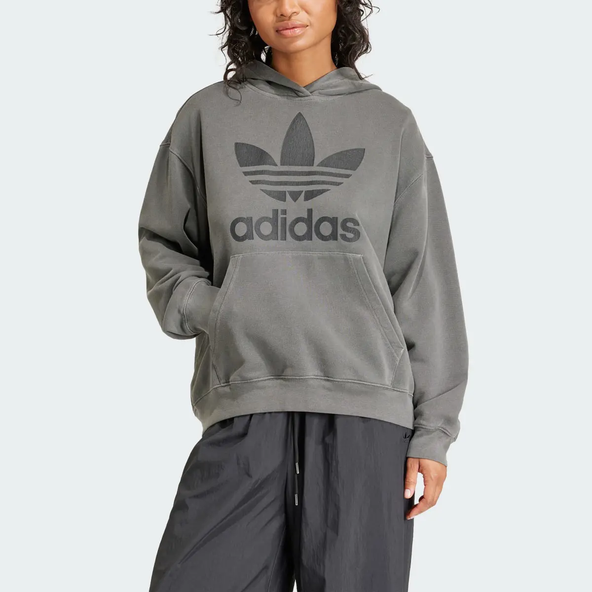 Adidas Sweat-shirt à capuche Trèfle délavé. 1