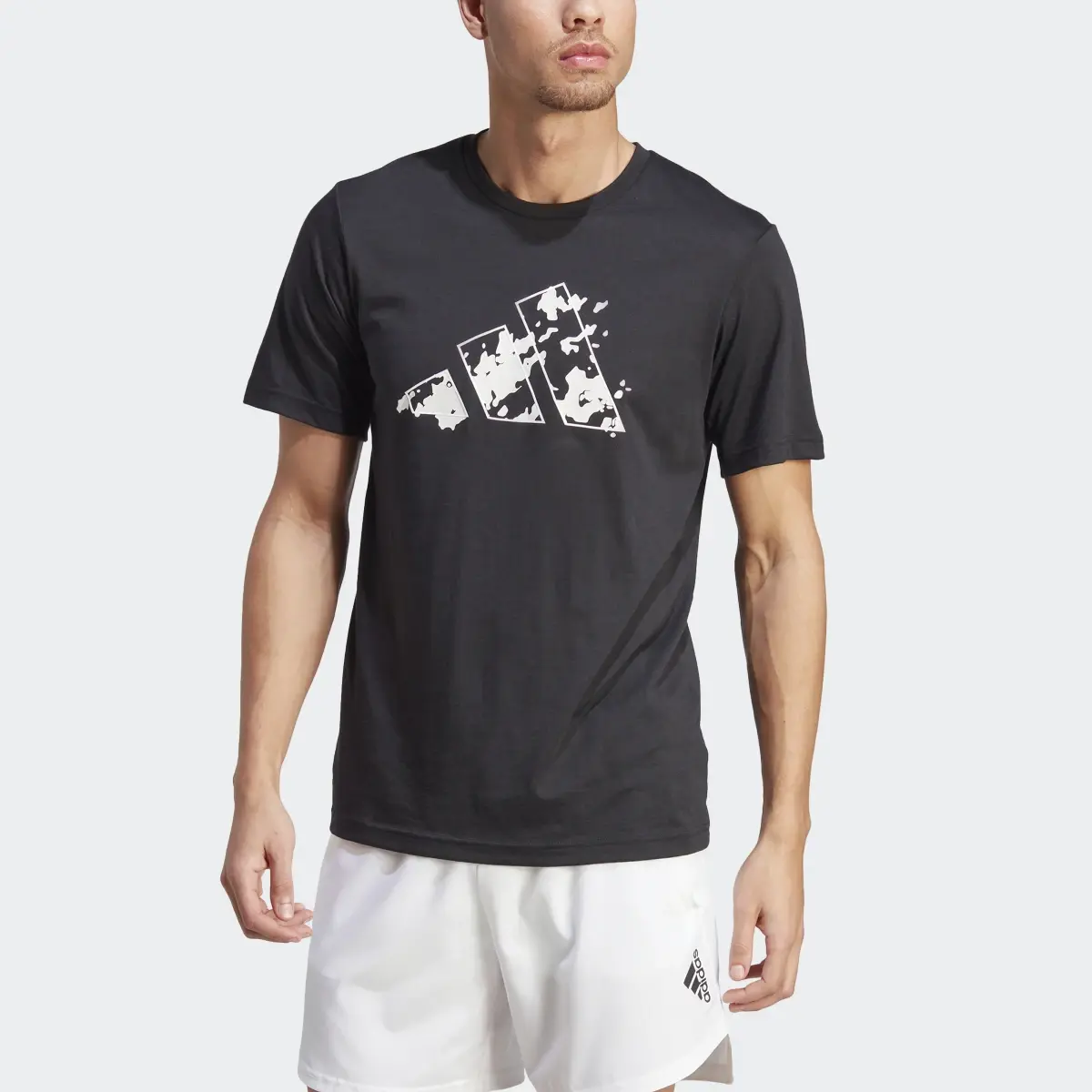 Adidas T-shirt da allenamento Train Essentials Seasonal Graphic. 1