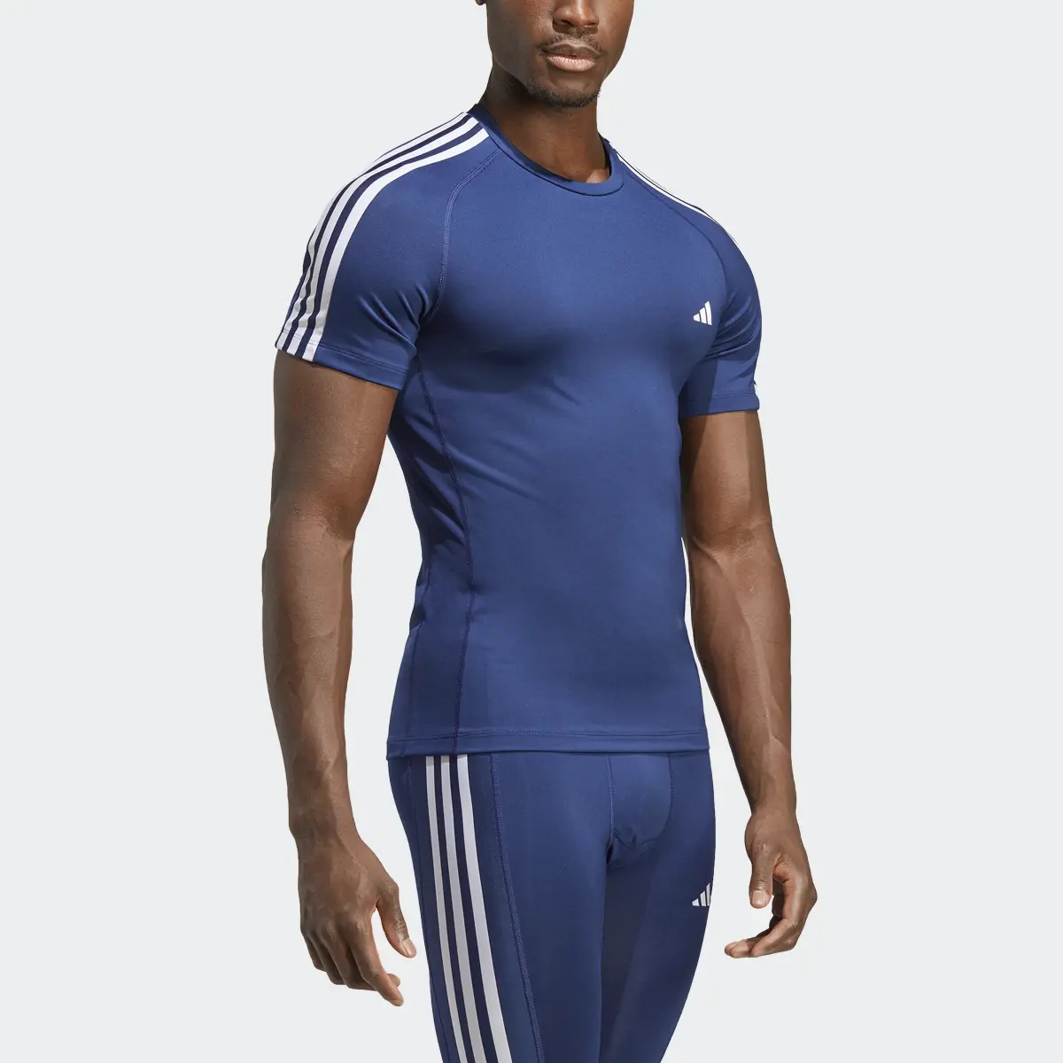 Adidas T-shirt da allenamento Techfit 3-Stripes. 1