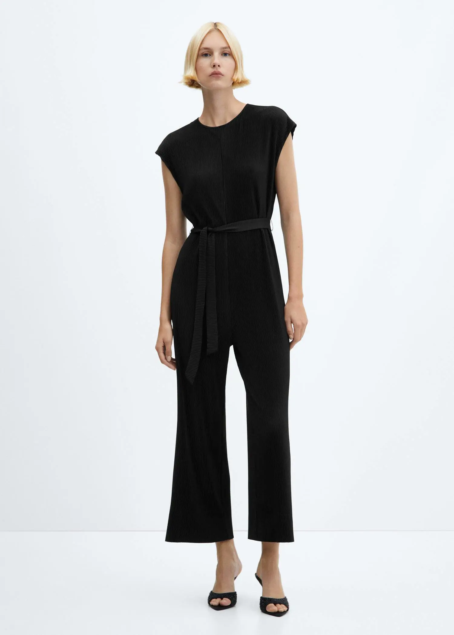 Mango Plissierter Jumpsuit mit Schleife. 1