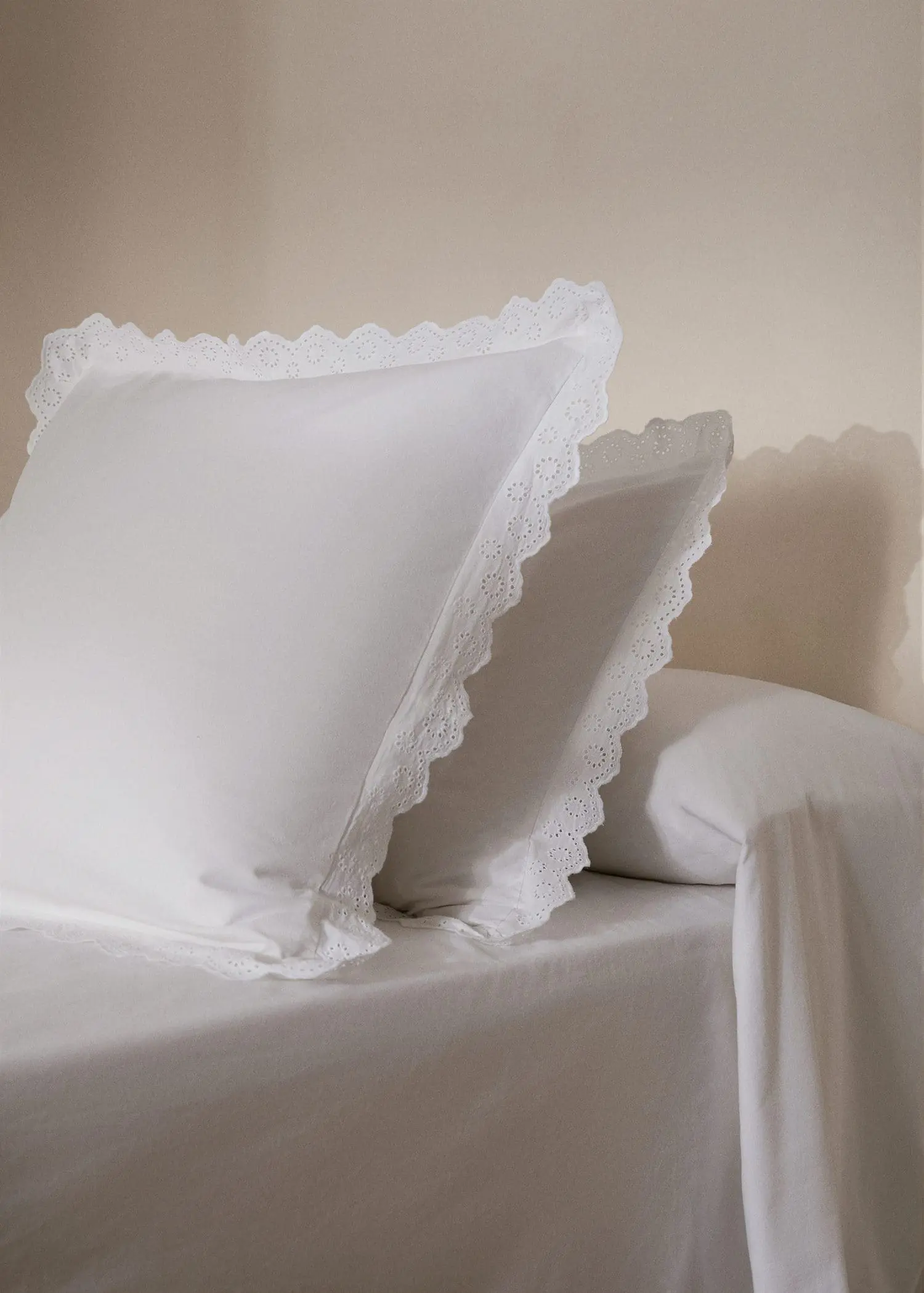 Mango Poszewka na poduszkę z bawełny z haftowaną falbanką 45 x 110 cm. 2