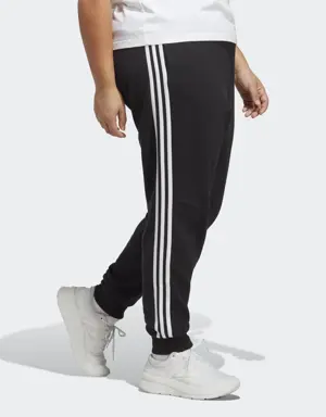 Adidas Pantalon fuselé en molleton à 3 bandes Essentials (Grandes tailles). 3 Adidas Pantalon fuselé en molleton à 3 bandes Essentials (Grandes tailles). 3