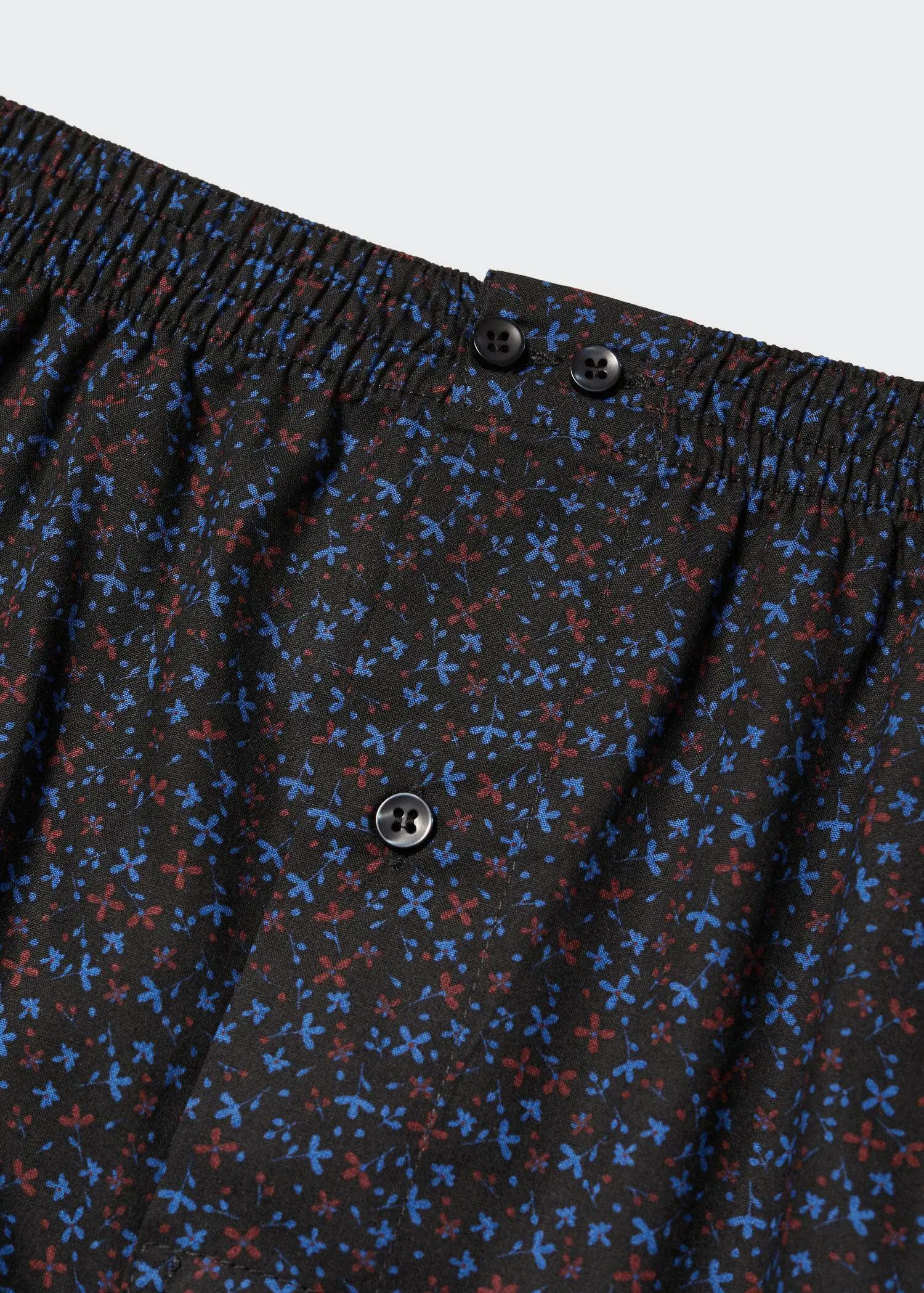 Mango 100% cotton floral briefs. a close up view of the buttons on the boxers. 