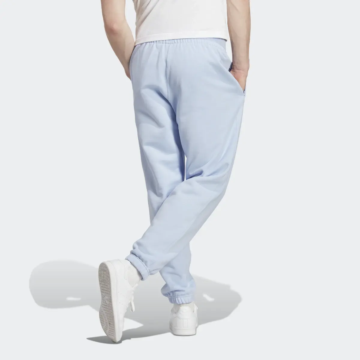 Adidas Pantalon de survêtement Premium Essentials. 2