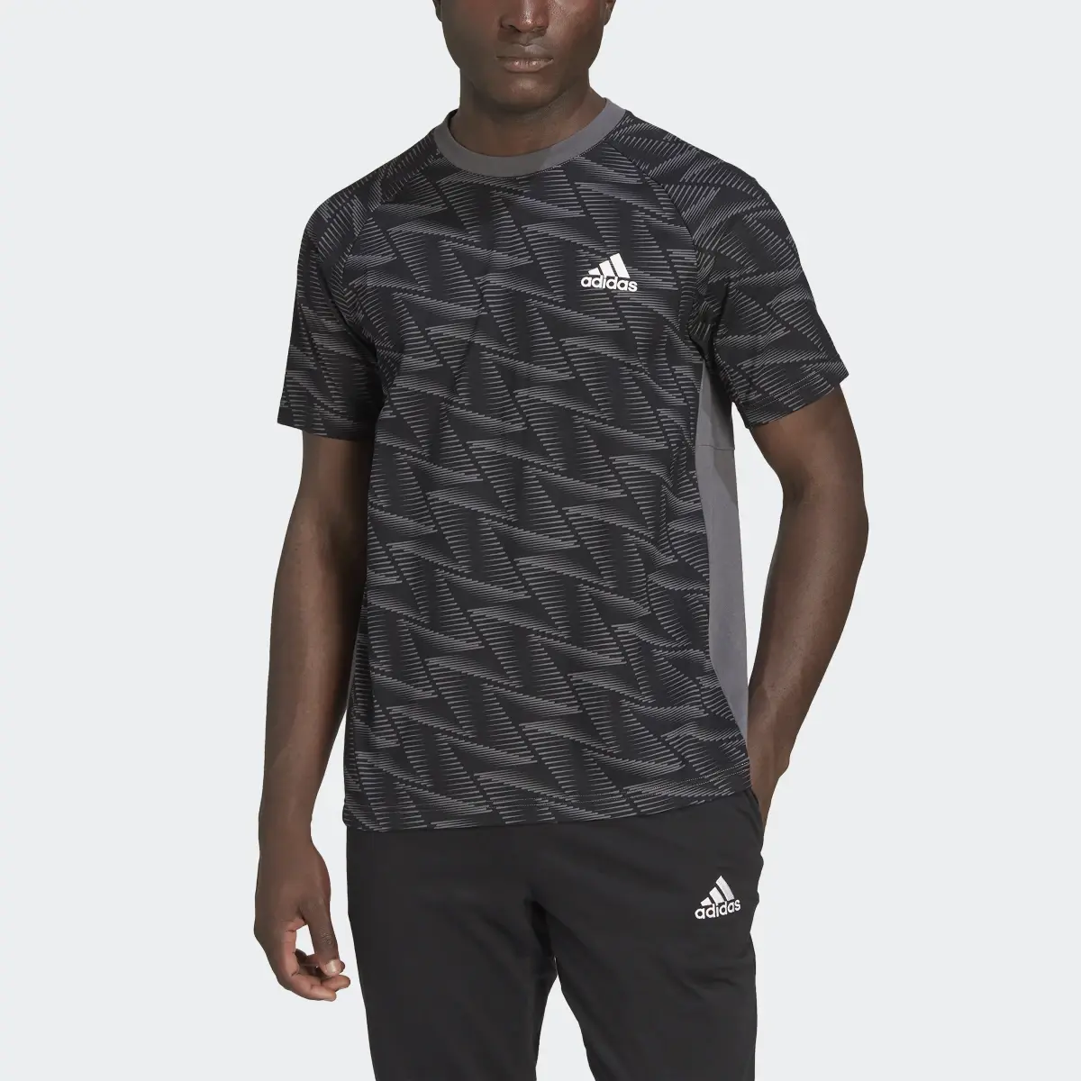 Adidas Camiseta Designed for Gameday Travel. 1