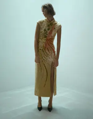 Sukienka z wyhaftowanym motywem z cekinami