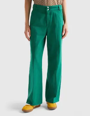 high-waisted trousers with wide leg