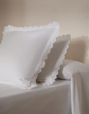 Poszewka na poduszkę z bawełny z haftowaną falbanką 50 x 75 cm