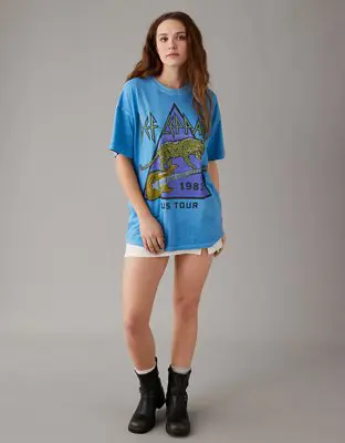 American Eagle Oversized Def Leppard Graphic Tee. 1