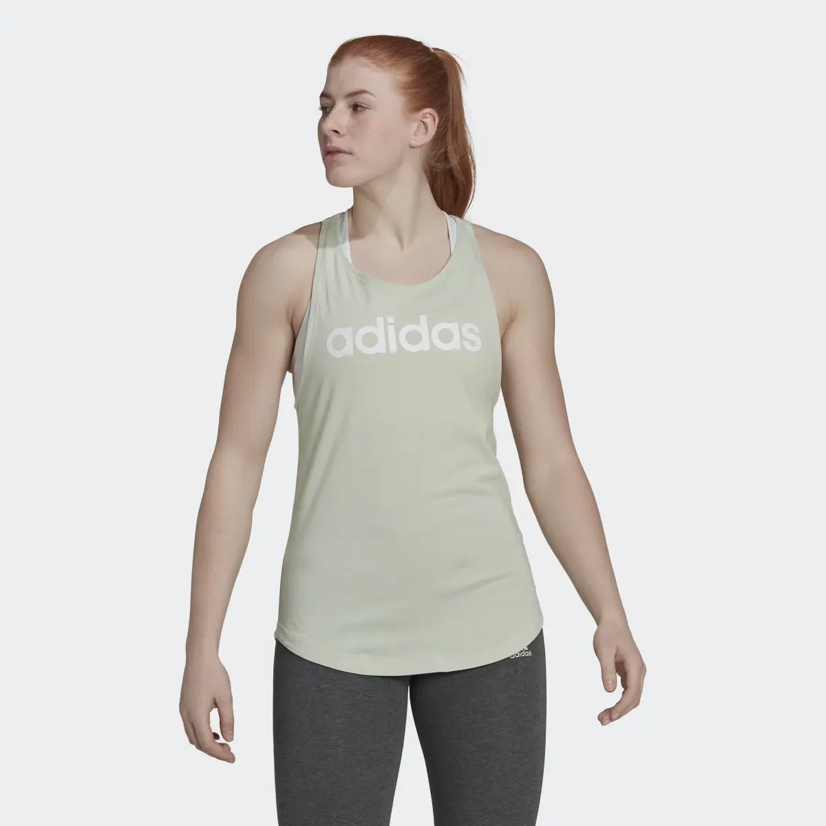 Adidas Playera sin Mangas Essentials Logo Holgado. 2