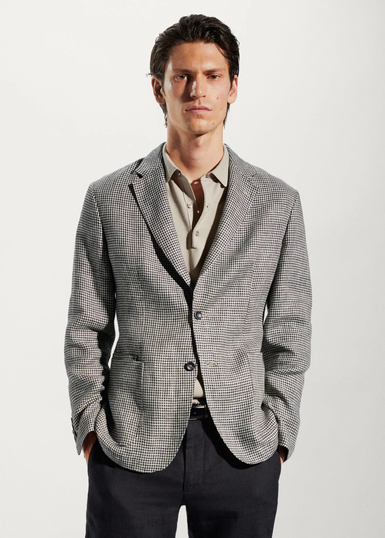 Mango 100% linen micro-houndstooth jacket. a man wearing a jacket and a tie. 