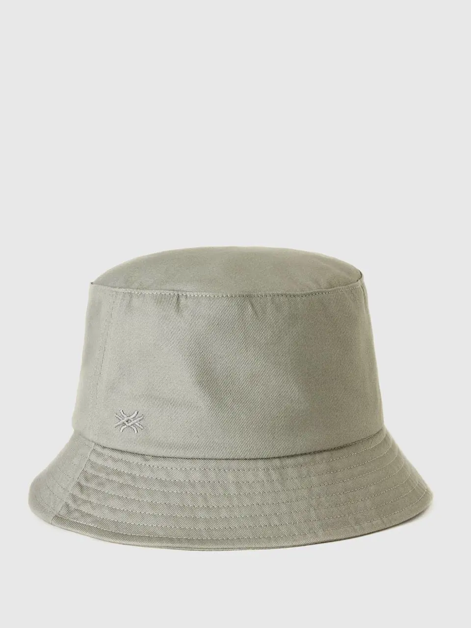 Benetton gray fisherman's hat with logo. 1