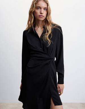 Volanlı gömlek yakalı siyah elbise
