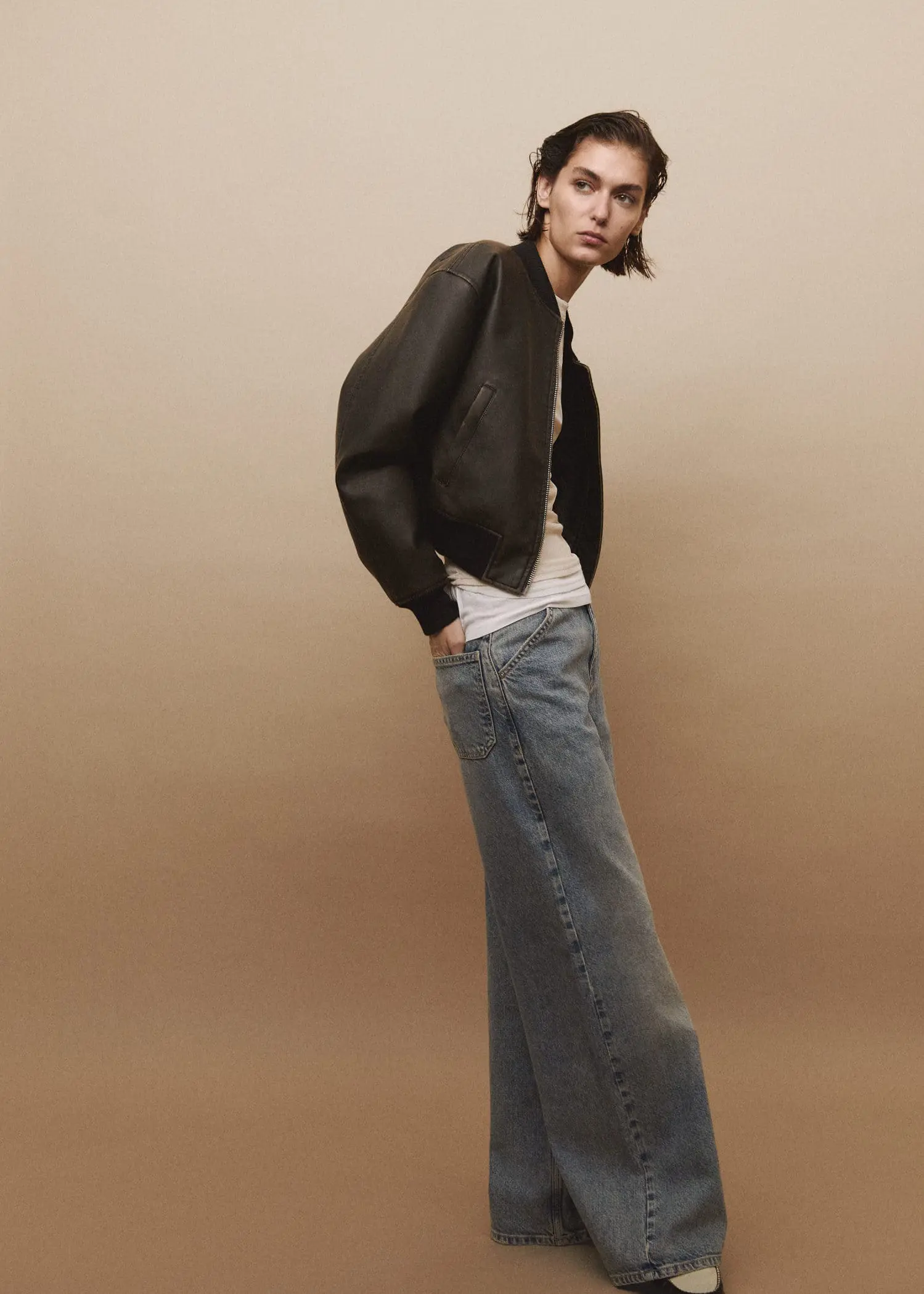 Mango High-waist wideleg jeans with seams. 1