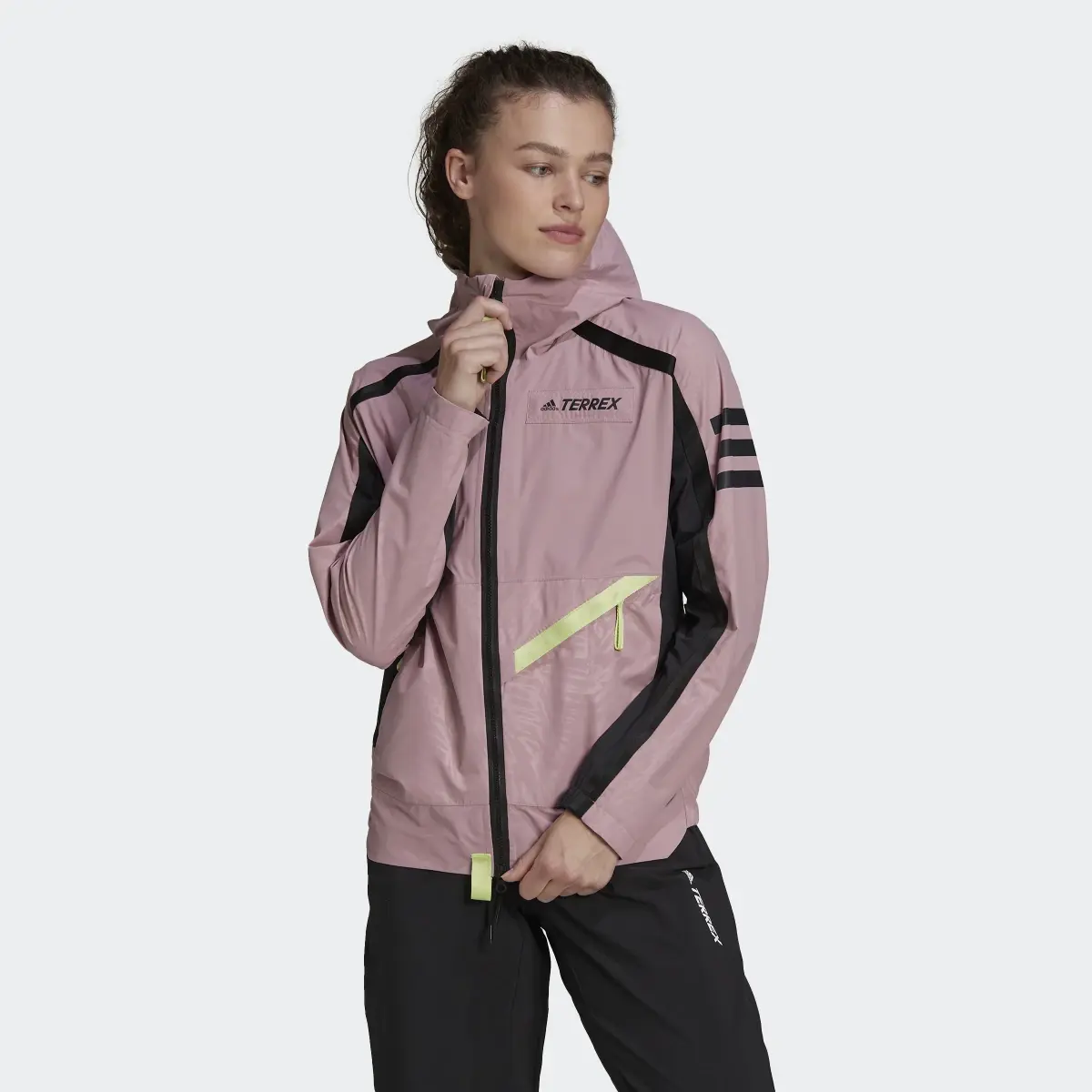 Adidas Chaqueta impermeable con capucha Terrex Utilitas. 2