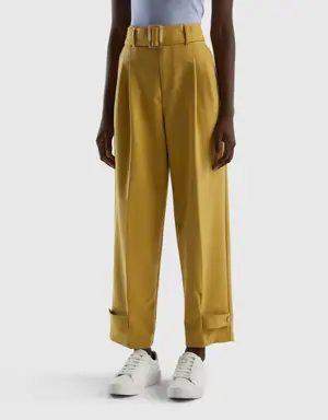 high-waisted trousers with belt