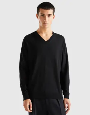 v-neck sweater in lightweight cotton blend