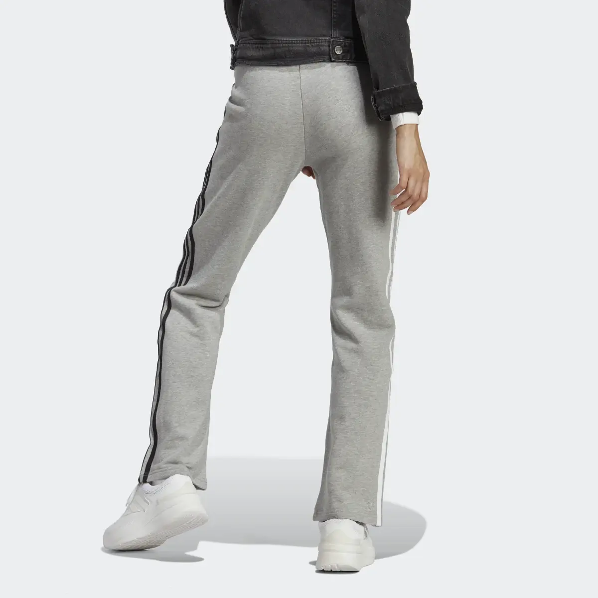 Adidas Pantalon sportswear à 3 bandes taille haute avec patchs floraux en chenille. 3