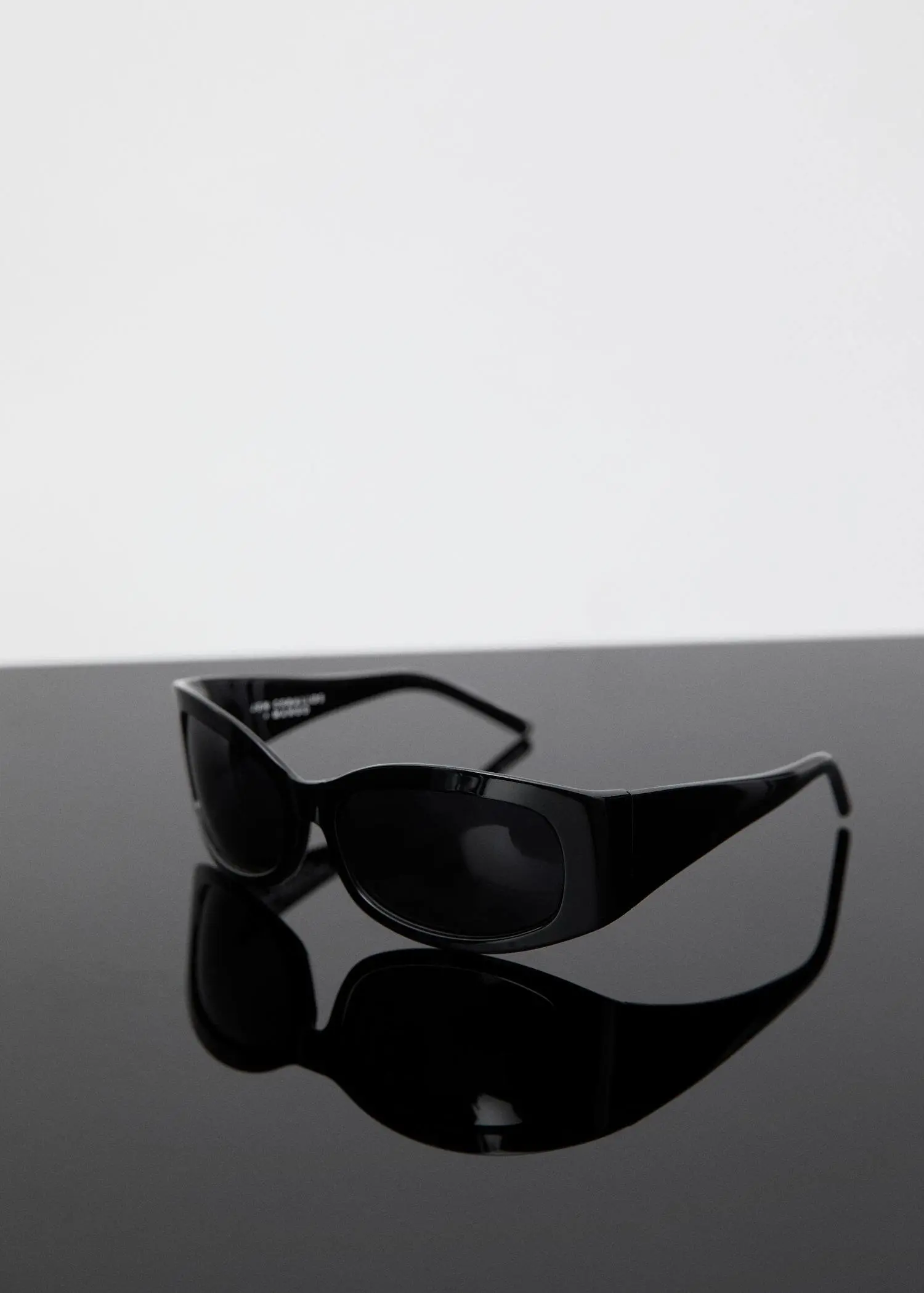 Mango Sonnenbrille mit ovaler Fassung. 3