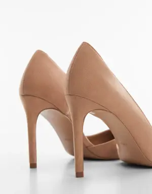 Asymmetrical heeled shoes