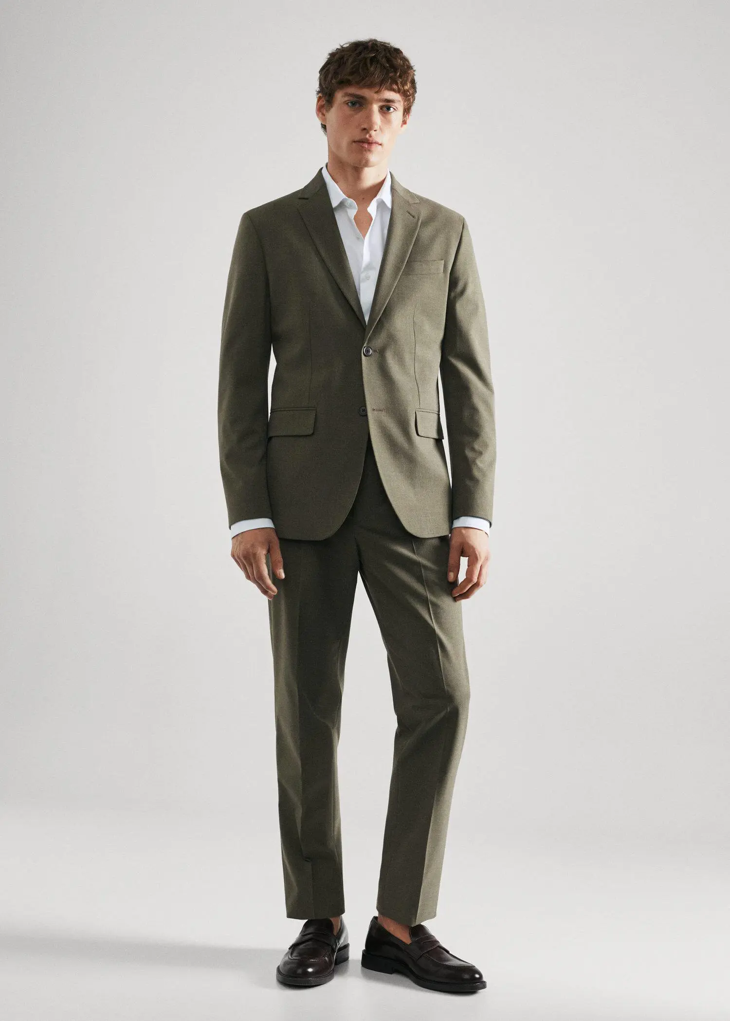 Mango Slim-fit cotton poplin suit shirt. a man wearing a suit and tie standing in a room. 