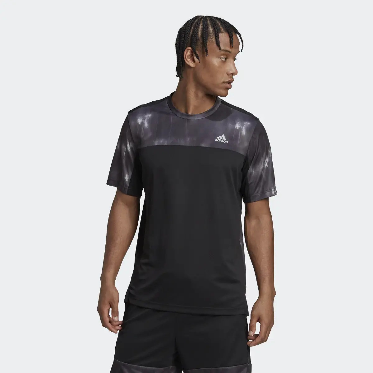 Adidas Playera de Entrenamiento AEROREADY Workout con Estampado Chalk. 2