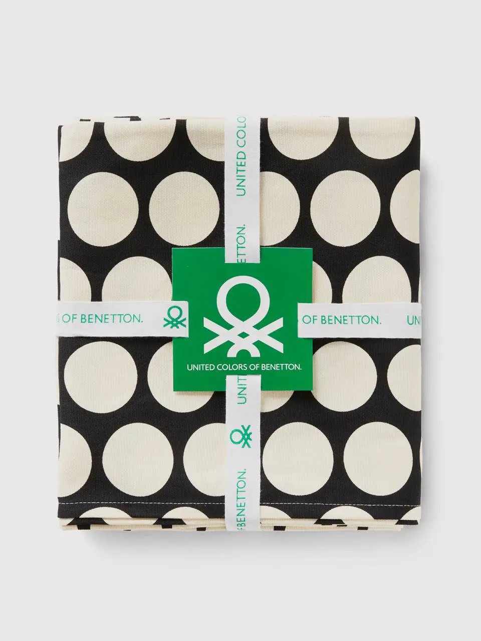 Benetton white polka dot napkins. 1