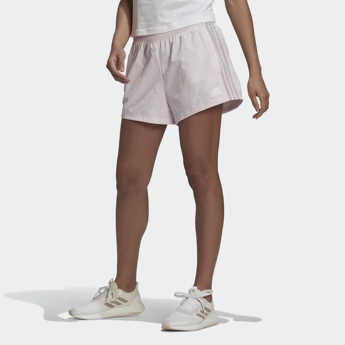 Adidas Short en toile Essentials 3-Stripes (Coupe ample). 1