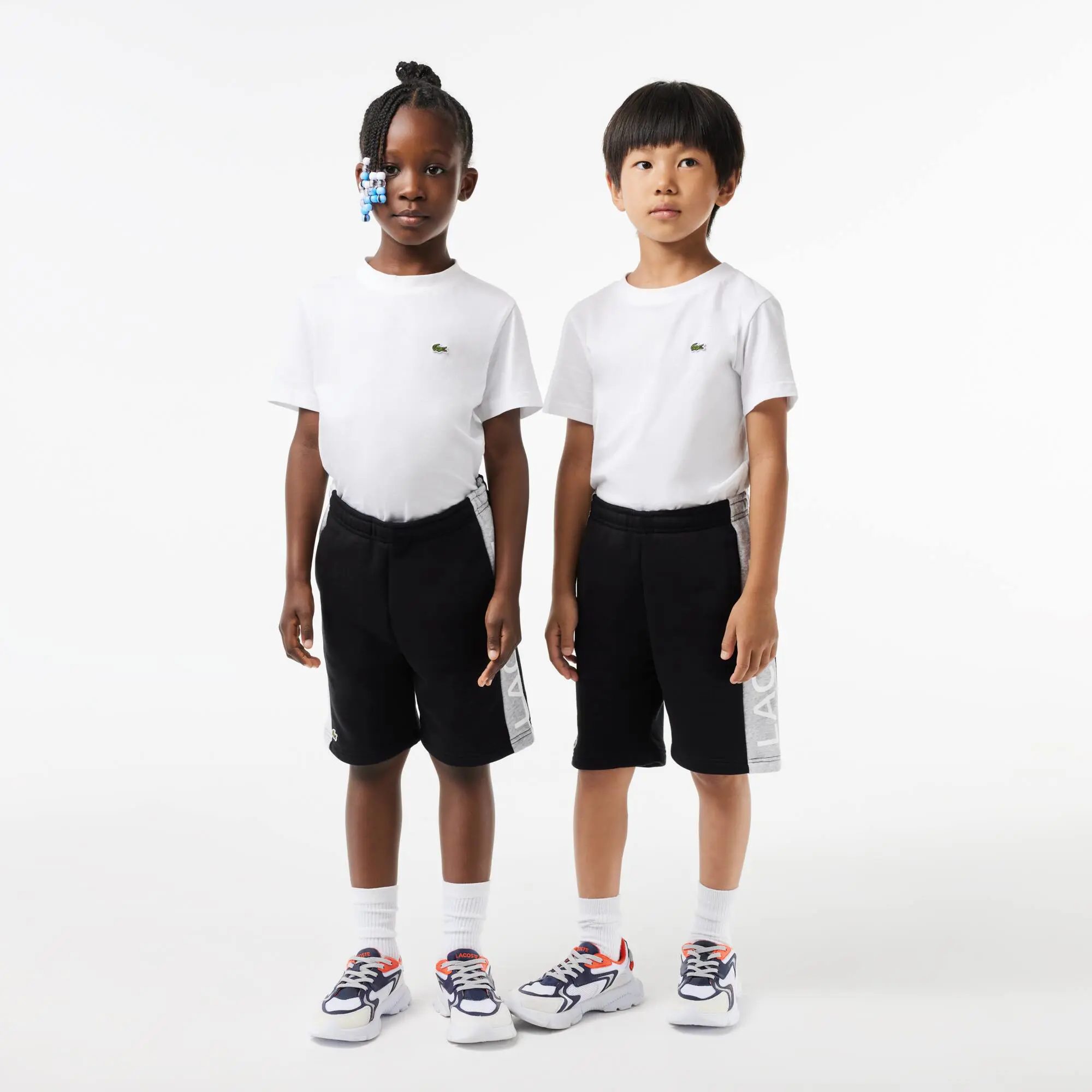 Lacoste Kinder LACOSTE Shorts aus Bio-Baumwolle mit Farbstreifen. 1