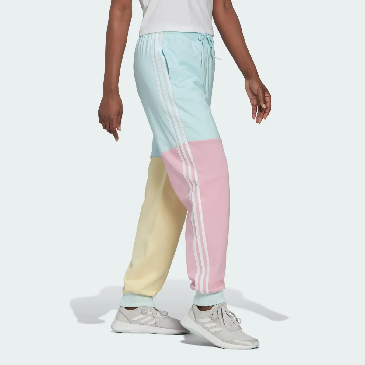 Adidas Pantaloni Essentials 3-Stripes Colorblock Oversized Joggers. 3