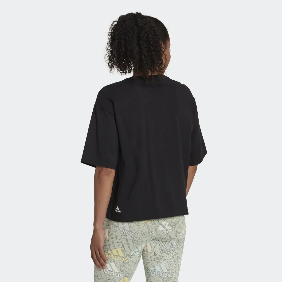 Adidas Camiseta Essentials Multi-Colored Logo Loose Fit Cropped. 3